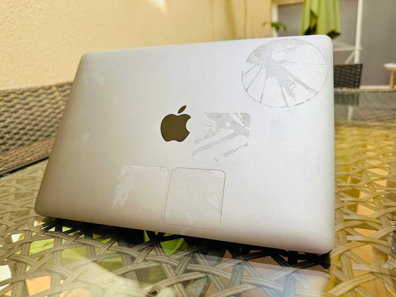 Foto de hoy de la tapa de mi MacBook, donde ya solo se ve la sombra de unas pocas pegatinas.