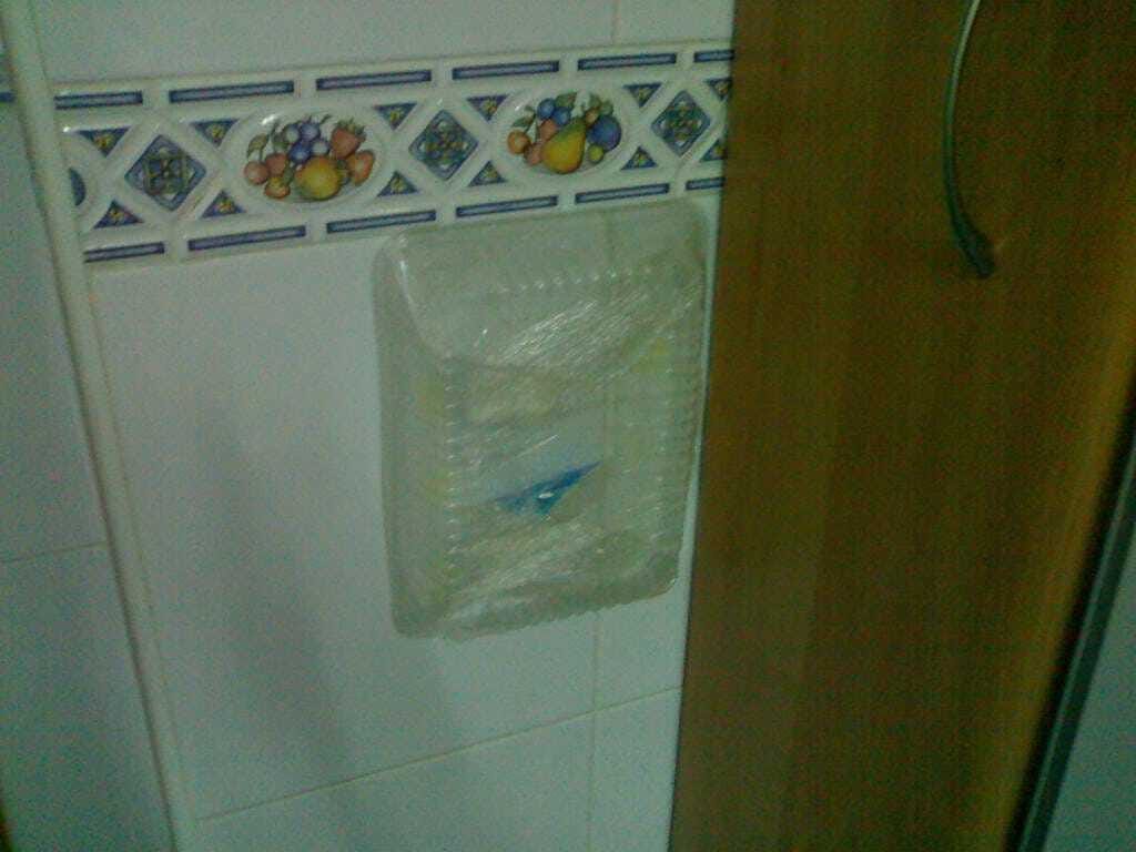 Foto del envase de plástico pegado a la pared de la cocina